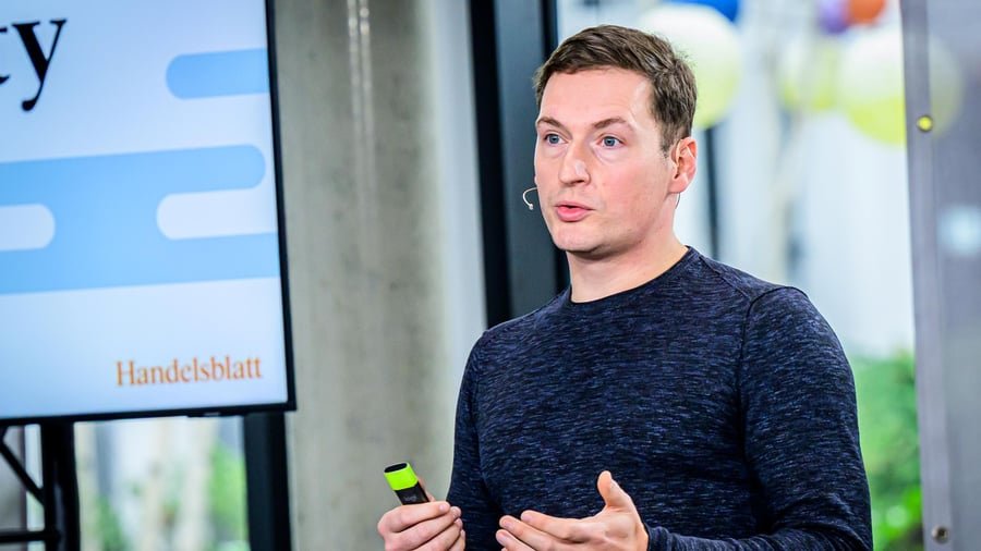 Cybersecurity Expert Warns of AI Attacks