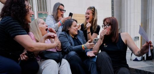 Junge Frau besiegt Zuckerberg in Social-Media-Debatte