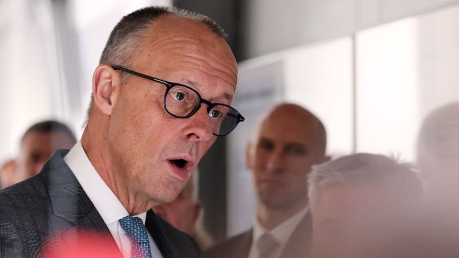 Merz Visits Leibniz Institute for Microelectronics