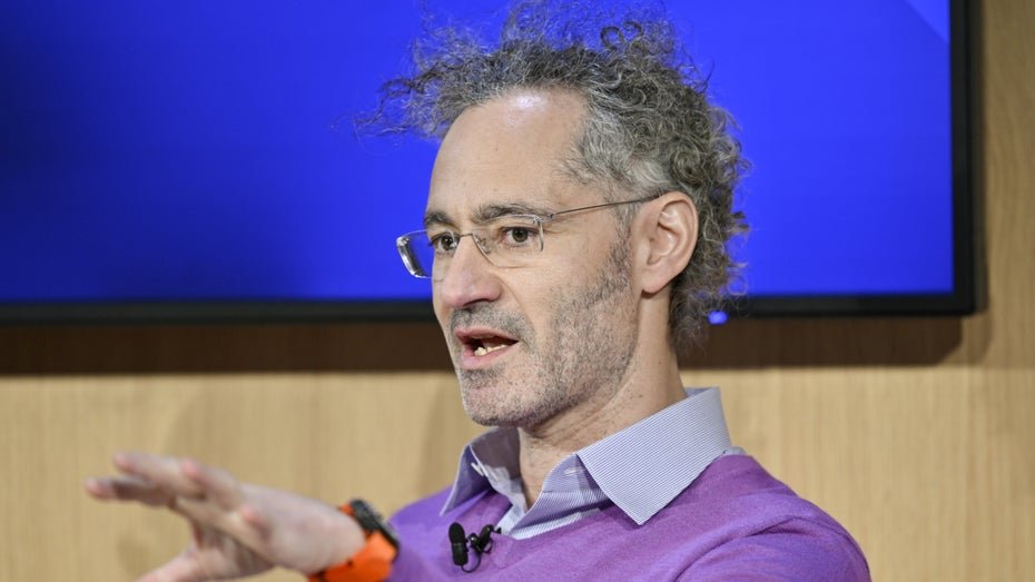 Palantir Doubles Revenue and Criticizes AI Rivals