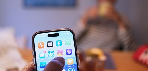 Smartphone-Nutzung am Esstisch: Umfrage zeigt Störungen