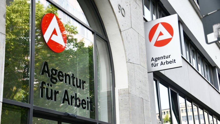 Job Cuts and New Hires in the German Economy