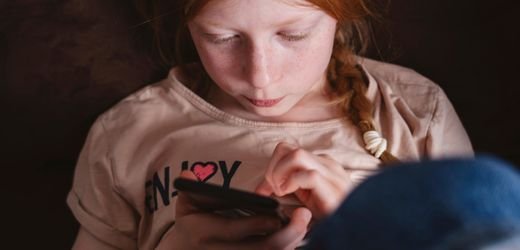 Study Examines the Impact of Social Media on Student Performance