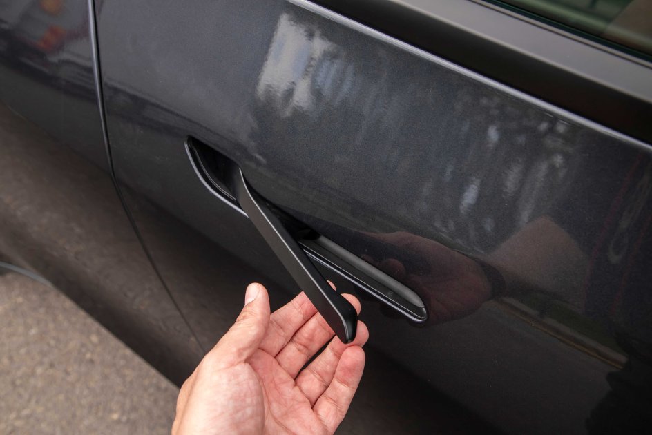 Retractable Door Handles in Electric Cars: A Safety Risk?